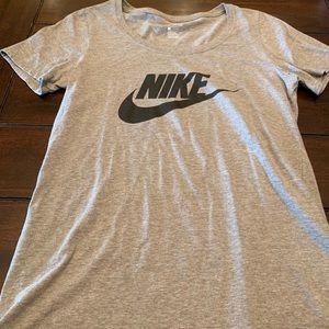 Brand new nike t-shirt size small